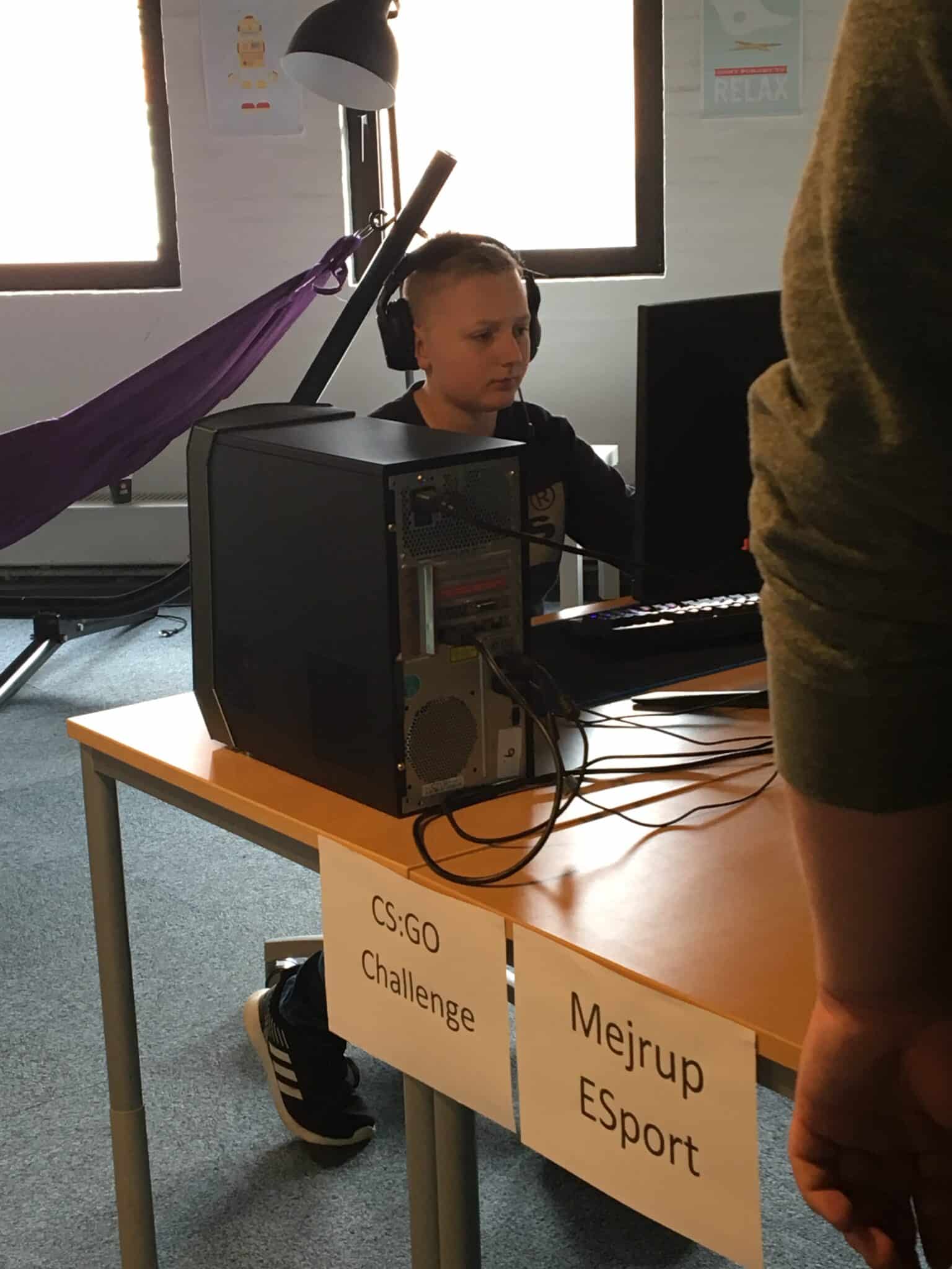 Dreng spiller på computer