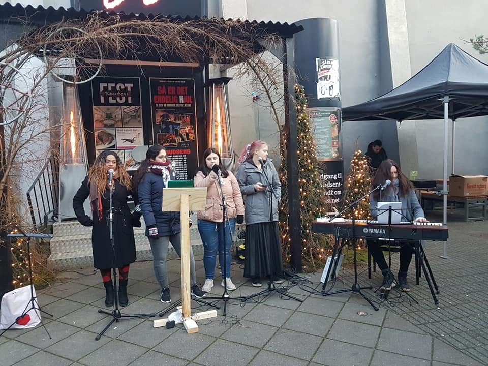 Piger står udenfor Knudsens Julepynt